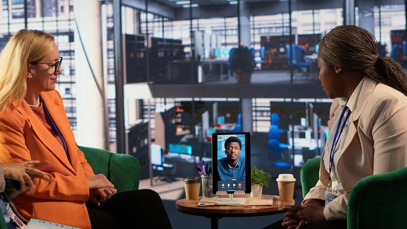 Целеустремлённые женщины проводят онлайн-деловую встречу по видеосвязи.