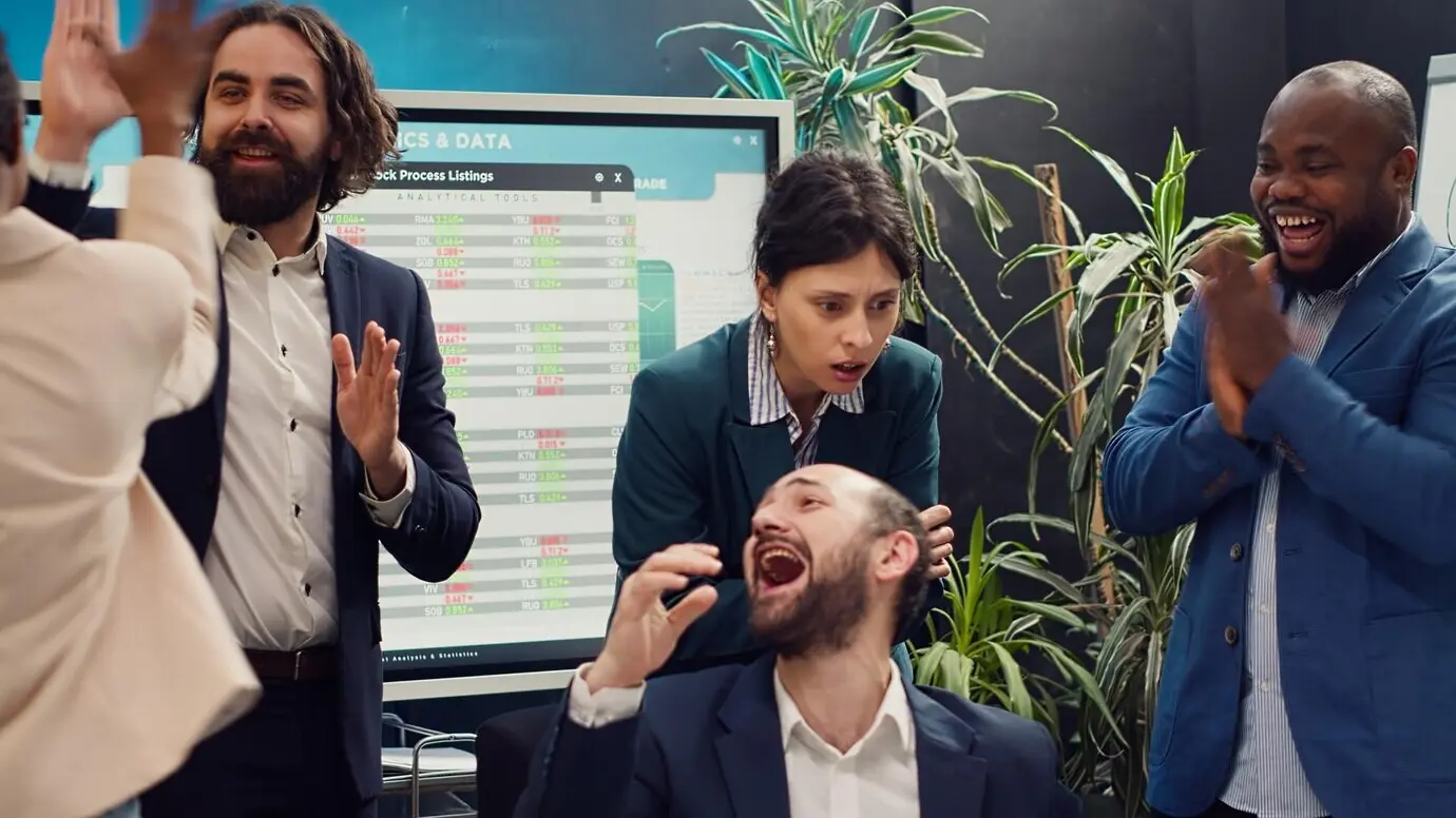 Радостные и гордые сотрудники празднуют свой успех в бизнесе, узнав результаты.