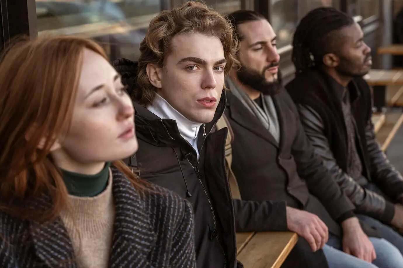 Красивые мужчины и симпатичная женщина вместе на открытом воздухе.